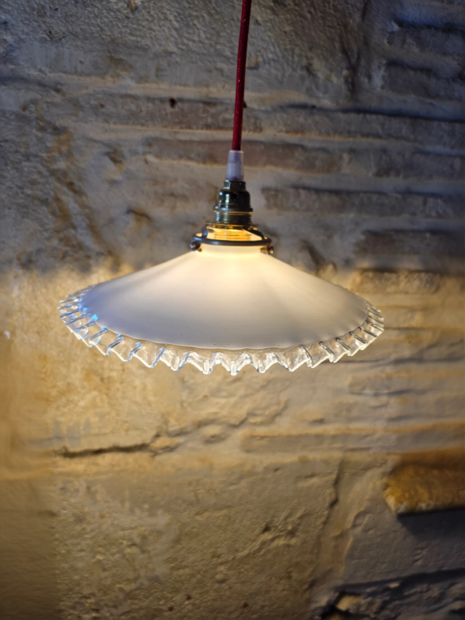 Lámpara de techo con disco opalino blanco y bordes transparentes sobre cable rojo y plafón de porcelana – photo 6